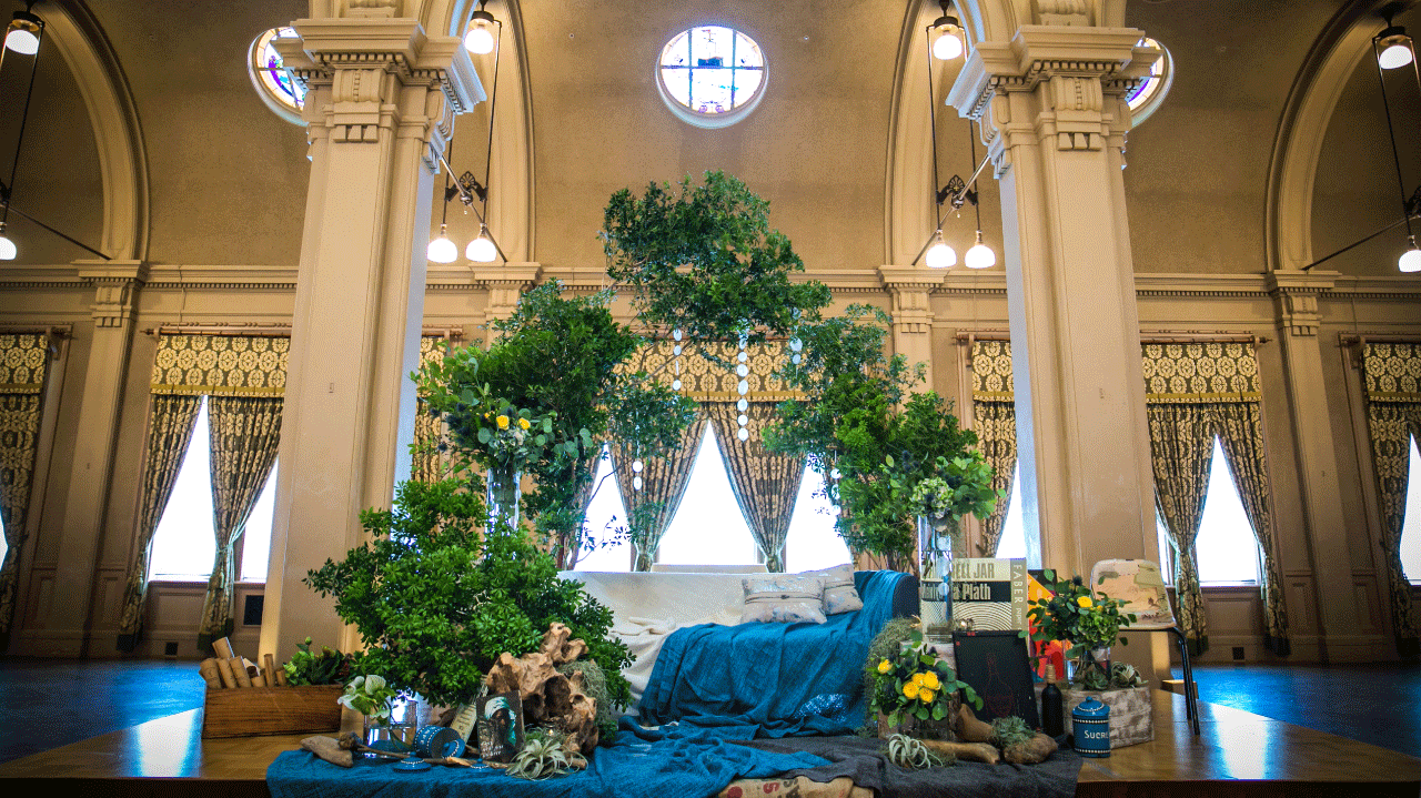 レトロな空間のソファーで今時の結婚式を演出